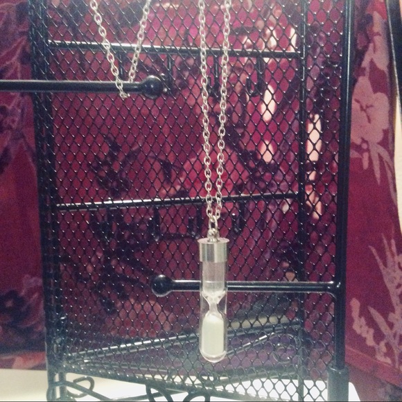 Sands of time running out: hourglass timer charm necklace unisex silver tone - Picture 5 of 5